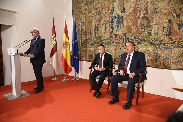 El jefe del Ejecutivo regional, Emiliano García-Page, preside, en el Palacio de Fuensalida, el acto de toma de posesión de los nuevos miembros del Consejo de Gobierno de Castilla-La Mancha. (Fotos: José Ramón Márquez // JCCM)