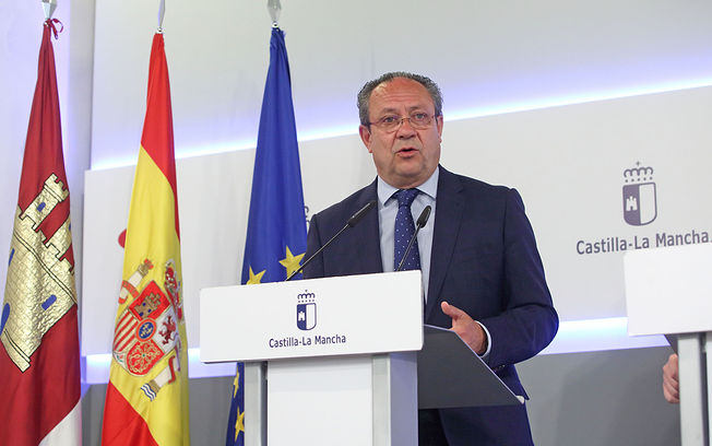 oledo, 15 de mayo de 2019.- El consejero de Hacienda, Juan Alfonso Ruiz Molina, informa en rueda de prensa de los acuerdos aprobados en el Consejo de Gobierno, en el Palacio de Fuensalida. (Foto: Álvaro Ruiz // JCCM).