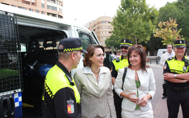 La consejera de Administraciones Públicas y Justicia, Magdalena Valerio (2i), visitó, acompañada por la alcaldesa de Albacete, Carmen Oliver, el Centro de Seguridad establecido para atender posibles emergencias durante la Feria de Albacete.