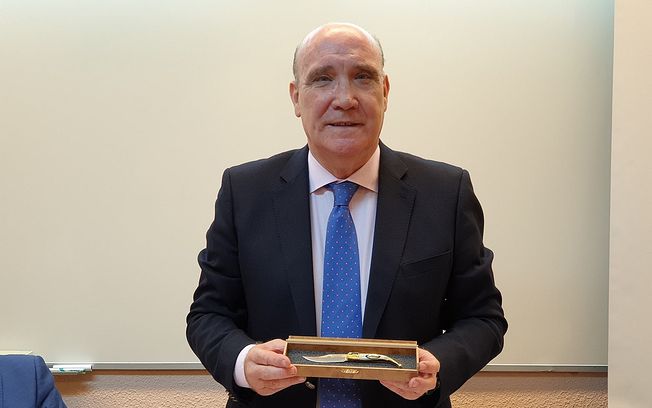 José María San Román, presidente de la Academia de Gastronomía de Castilla-La Mancha, junto a la navaja entregada por el presidente del TSJCLM, Vicente Rouco