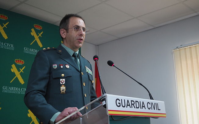 El teniente coronel jefe de la Comandancia de la Guardia Civil de la provincia, Jesús Manuel Rodrigo, informa de la Operación