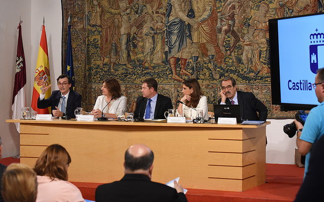 Toledo, 15 de julio de 2019.- El presidente de Castilla-La Mancha, Emiliano García-Page, preside, en el Palacio de Fuensalida, el acto de presentación del estudio ‘La economía de la comunidad autónoma de Castilla-La Mancha’ que la consultora Analistas Financieros Internacionales (AFI) ha elaborado para CaixaBank. (Foto: José Ramón Márquez // JCCM).