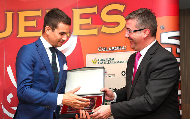 Marcial Marín entrega el VII Premio Taurino Samueles a la Faena más Completa a Jose María Manzanares.