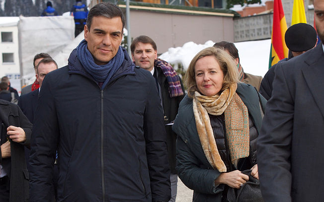 El presidente del Gobierno, Pedro Sánchez, y la ministra de Economía y Empresa, Nadia Calviño, a su llegada al Foro Económico de Davos (Suiza)