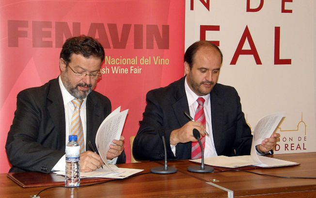 El consejero de Agricultura y Desarrollo Rural, José Luis Martínez Guijarro, ha firmado hoy un convenio como presidente de la fundación